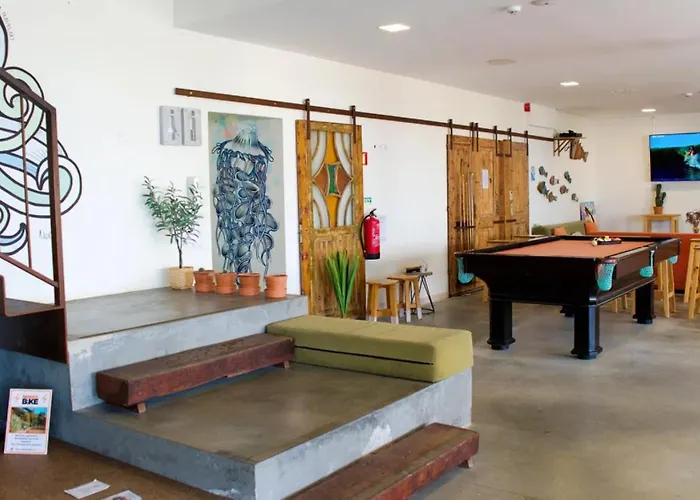 Hostal Wot Surf Social